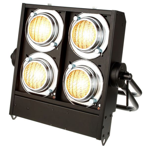 Showtec Stage Blinder 4 DMX : Banc d'essai : Avis sur ce projecteur LED